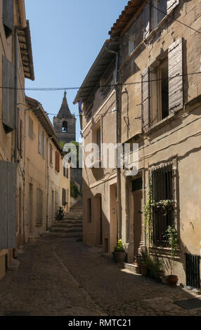 Vue sur la rue de la rue de la Roque dans la ville de province d'Arles, au sud de la France. Banque D'Images