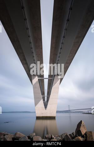 Voir sous le nouveau Queensferry Crossing road pont enjambant le Firth of Forth et le long d'une journée calme, Queensferry, Ecosse Banque D'Images