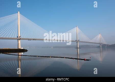 Vue du nouveau Queensferry Crossing road pont enjambant le Firth of Forth et le long d'une journée calme, Queensferry, Ecosse Banque D'Images