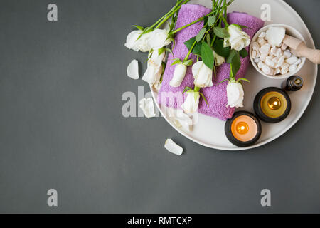 Still Life Spa Vue supérieure avec serviettes, fleurs rose, sels de bain et bougies, wellness et spa still life composition Banque D'Images