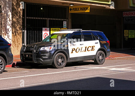 Le noir et blanc Tucson voiture de police stationné dans une zone rouge au centre-ville de Tucson AZ Banque D'Images