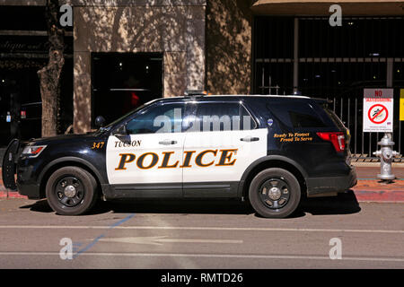 Le noir et blanc Tucson voiture de police stationné dans une zone rouge au centre-ville de Tucson AZ Banque D'Images