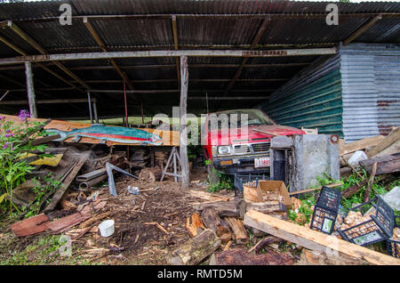 'La vierge, le Costa Rica' ; Mai 2015 : photo d'illustration pour l'éditorial du vieux et délabrés Subaru voiture Brumby en structure métallique qu'un garage. Banque D'Images