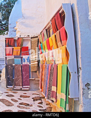 Les tissus colorés sur l'extérieur de magasin à Mykonos, Grèce Banque D'Images