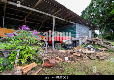 'La vierge, le Costa Rica' ; Mai 2015 : photo d'illustration pour l'éditorial du vieux et délabrés Subaru voiture Brumby en structure métallique qu'un garage. Avec var Banque D'Images