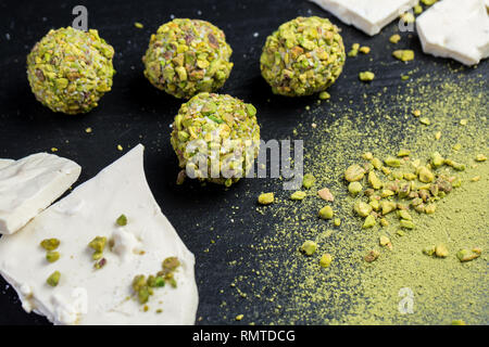 Thème gâteau dessert sucré fait main. Macro close-up dessert dessert bonbon sucré round ball ball set de truffe blanche de chocolat blanc, Thé matcha et pis Banque D'Images