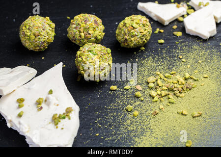 Thème gâteau dessert sucré fait main. Macro close-up dessert dessert bonbon sucré round ball ball set de truffe blanche de chocolat blanc, Thé matcha et pis Banque D'Images