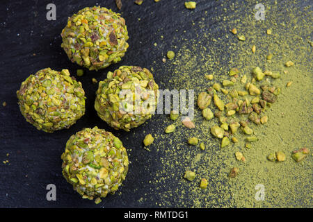 Thème gâteau dessert sucré fait main. Macro close-up dessert dessert bonbon sucré round ball ball set de truffe blanche de chocolat blanc, Thé matcha et pis Banque D'Images