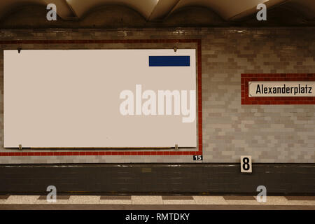 Un support publicitaire vide encadrée par des tuiles nostalgique sur le mur de la station de métro à Berlin Alexanderplatz. Banque D'Images