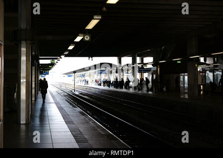 Mainz, Allemagne - 25 novembre 2017 : Silhouettes de voyageurs à la gare principale de la plate-forme de Mayence le 25 novembre 2017 à Mayence. Banque D'Images