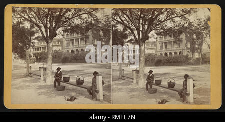 African American deux garçons assis sur le banc avec trois paniers sur batterie à Street, Charleston, Caroline du Sud, USA, carte stéréo, années 1860 Banque D'Images