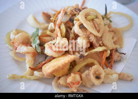 Un assortiment de fruits de mer frits Banque D'Images