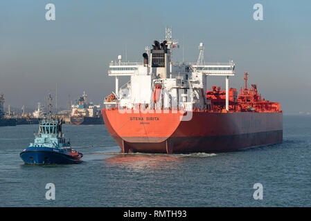 Fawley, Southampton, Angleterre, Royaume-Uni. 14 février 2019. Le Stena Sarita a crude oil tanker avec le remorqueur Phenix et arrière s'attache. Les manœuvres en un ber Banque D'Images