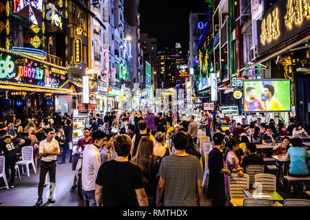 Vie nocturne zone de Pham Ngu Lao ou Pho Tay, Ho Chi Minh Ville ou Saigon, Vietnam Banque D'Images