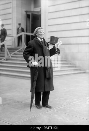 Docteur Mary Edwards Walker, seule femme bénéficiaire de médaille d'honneur, un Portrait avec parapluie et Chapeau, Washington DC, USA, Harris et Ewing, 1911 Banque D'Images