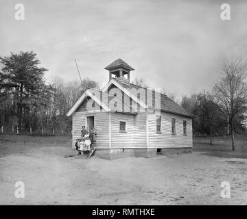 Enseignant aux jeunes étudiants l'article sur les mesures de l'École à classe unique, ferme de la Rivière du Sud, dans le Maryland, USA, National Photo Company, 1924 Banque D'Images