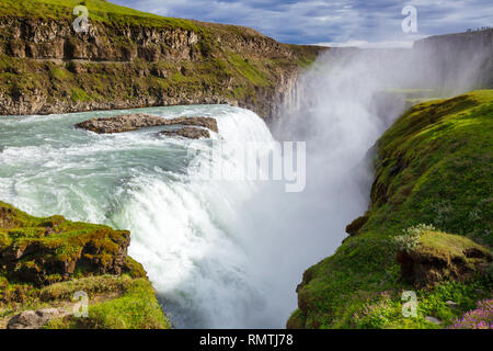 Gullfoss (Chutes d'Or) cascade sur la rivière Hvítá, une attraction touristique populaire et une partie de la Route Touristique du Cercle d'or dans le sud-ouest de l'Islande, S Banque D'Images