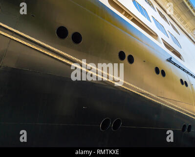 Corde d'amarrage, hublots et fenêtres sur le port, près de l'étrave de bateau de croisière amarré, Skagway, Alaska, USA. Banque D'Images