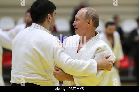 Le président russe Vladimir Poutine au cours d'espars pratique judo avec l'équipe de judo russe au cours d'une visite au Centre de formation Yug-Sport le 14 février 2019 à Sotchi, Russie. Banque D'Images