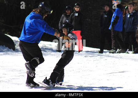 Ski, apprentissage garçon première journée de ski Banque D'Images