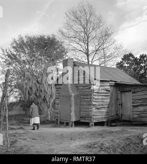 Woman Walking in Yard par cabine rurale, près de Beaufort, Caroline du Sud, USA, Marion Post Wolcott, Farm Security Administration, Décembre 1938 Banque D'Images