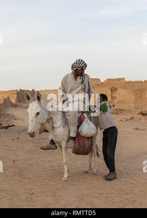 Hommes soudanais d'un âne, dans le Nord de l'État, Al-Khandaq, Soudan Banque D'Images