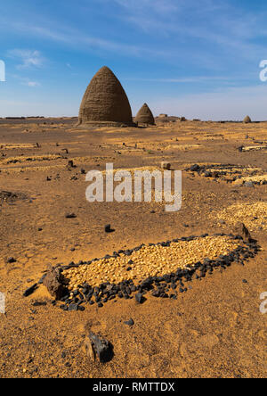 Tombe musulmane devant une ruche tombes, Nubia, Old Dongola, Soudan Banque D'Images