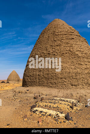 Tombes musulmanes en face de tombes ruche, Nubia, Old Dongola, Soudan Banque D'Images