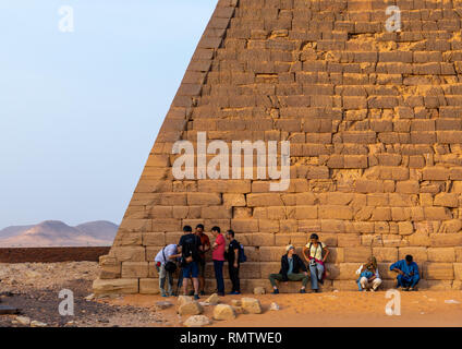 Les touristes au bas des pyramides de la souverains koushites à Méroé, le nord de l'État, Méroé, Soudan Banque D'Images