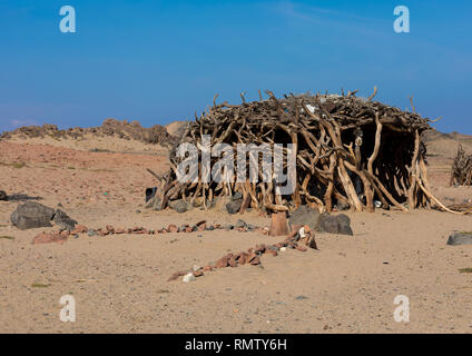 Beja en bois maison dans un paysage aride, l'état de la mer Rouge, Port Soudan, Soudan Banque D'Images