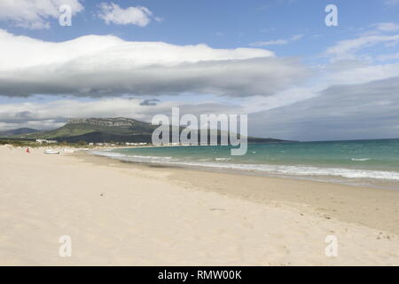 Weißer Sand-Strand wolkig mit Bergen und Meer Banque D'Images