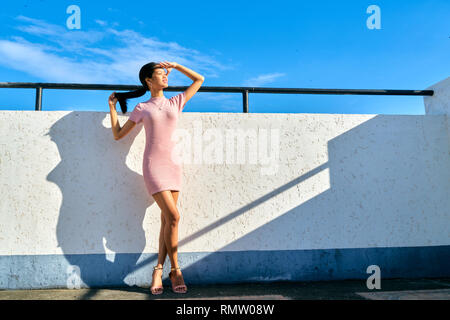 Beautiful woman posing - à la pensée et à proximité Banque D'Images