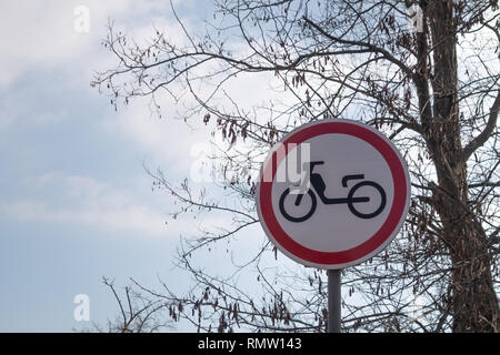 Les motos interdites signe sur une rue de la ville Banque D'Images