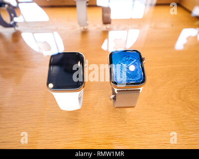 STRASBOURG, FRANCE - Sep 21, 2018 : Apple Store la nouvelle série 4 nouveautés Apple Watch montres de luxe personnel portable Banque D'Images