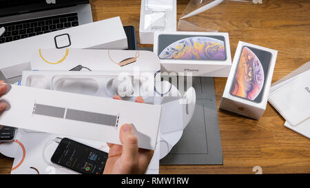 PARIS, FRANCE - 21 septembre 2018 : Apple fan boy unboxing dernière nouvelle Apple Watch Series 4 LTE GPS en aluminium argent coquillage avec boucle de smartwatch Sport portable ordinateurs Apple à la boucle à la trappe Banque D'Images