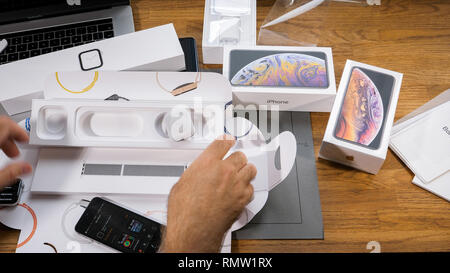 PARIS, FRANCE - 21 septembre 2018 : Apple fan boy unboxing dernière nouvelle Apple Watch Series 4 LTE GPS en aluminium argent coquillage avec boucle de smartwatch Sport portable ordinateurs Apple à la recherche à la sangle Banque D'Images