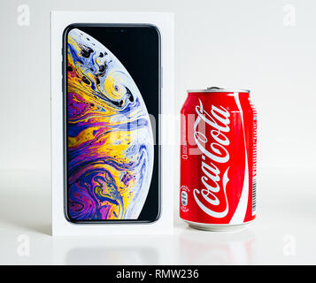 PARIS, FRANCE - Sep 25, 2018 : Nouveau iPhone Xs et Xs Max modèle du smartphone d'Apple Computers fermer jusqu'à côté de Coca-Cola verre pouvez Banque D'Images