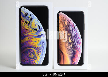 PARIS, FRANCE - Sep 25, 2018 : Nouveau iPhone Xs et Xs Max boîte carton comparez avant d'unboxing du modèle du smartphone d'Apple Ordinateurs contre fond blanc Banque D'Images