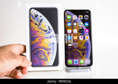 PARIS, FRANCE - Sep 25, 2018 : Nouveau iPhone Xs et Xs Max boîte carton comparez avant d'unboxing du modèle du smartphone d'Apple Ordinateurs contre fond blanc Banque D'Images