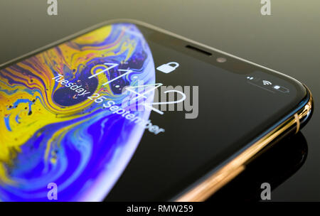 PARIS, FRANCE - Sep 25, 2018 : détail du nouvel iPhone Xs et Xs Max modèle de smartphone par ordinateurs Apple close up of Golden Apple iPhone téléphone mobile device sur fond de technologie jaune réfléchissant Banque D'Images