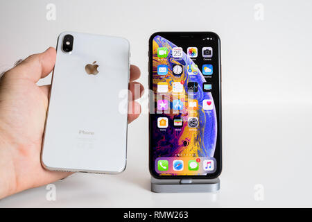 PARIS, FRANCE - Sep 25, 2018 : comparer nouvel iPhone Xs et Xs Max modèle du smartphone d'Apple Computers fermer jusqu'à l'homme tenant la blanche Banque D'Images