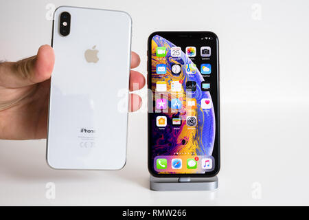 PARIS, FRANCE - Sep 25, 2018 : comparer nouvel iPhone Xs et Xs Max modèle du smartphone d'Apple Computers fermer jusqu'à l'homme tenant la blanche Banque D'Images