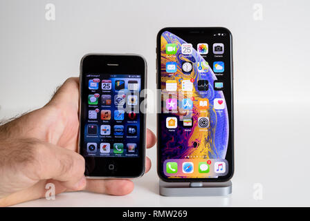 PARIS, FRANCE - Sep 25, 2018 : comparer nouvel iPhone Xs et Xs Max modèle de smartphone par ordinateurs Apple close up avec vintage iPhone 3GS à partir de 2008 Banque D'Images