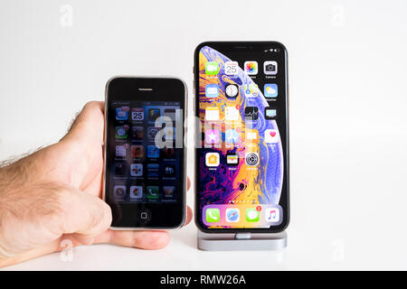 PARIS, FRANCE - Sep 25, 2018 : comparer nouvel iPhone Xs et Xs Max modèle de smartphone par ordinateurs Apple close up avec l'iphone 3GS ancien Banque D'Images