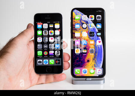 PARIS, FRANCE - Sep 25, 2018 : comparer nouvel iPhone Xs et Xs Max modèle de smartphone par ordinateurs Apple close up avec les anciens SE version Banque D'Images