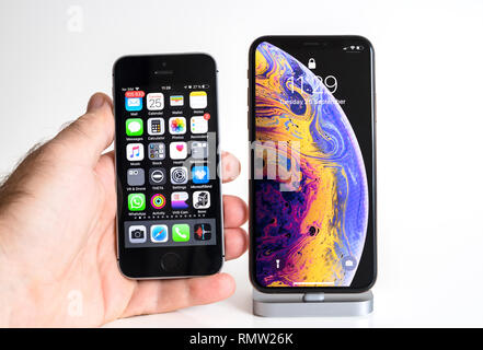 PARIS, FRANCE - Sep 25, 2018 : comparer nouvel iPhone Xs et Xs Max modèle de smartphone par ordinateurs Apple close up avec les anciens SE version Banque D'Images