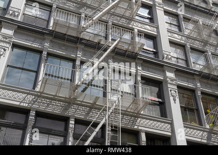 Feu extérieur escalier de secours à l'extérieur d'un vieux bâtiment en brique. New York Banque D'Images