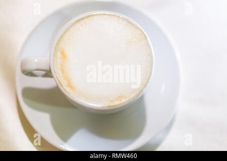 Café chaud - mug en verre cappuccino sur fond blanc Banque D'Images