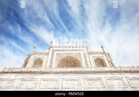 Taj Mahal de marbre blanc au ciel bleu à Agra, Uttar Pradesh, Inde Banque D'Images