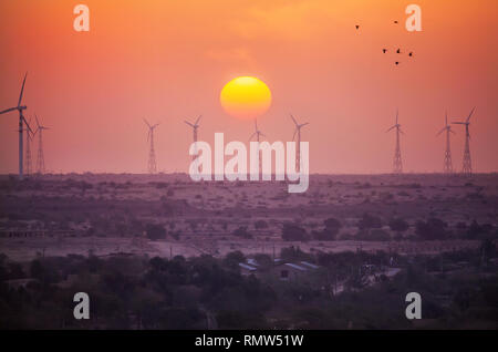 Les moulins à vent du désert du Thar au coucher du soleil à Jaisalmer, Rajasthan, India Banque D'Images